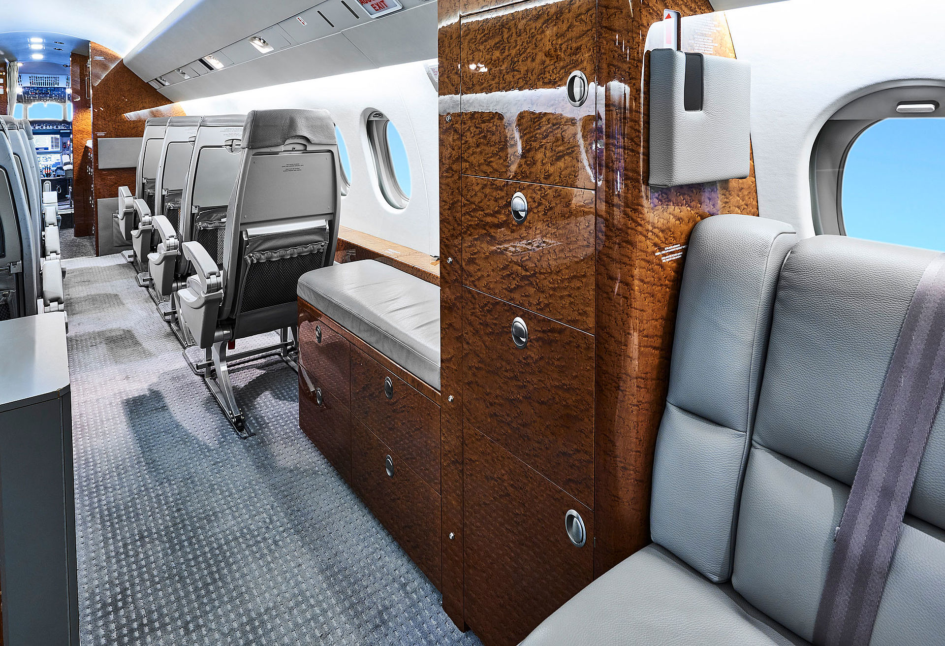 Small cabinet R/H in mid cabin partition | Aero-Dienst Aircraft Sales