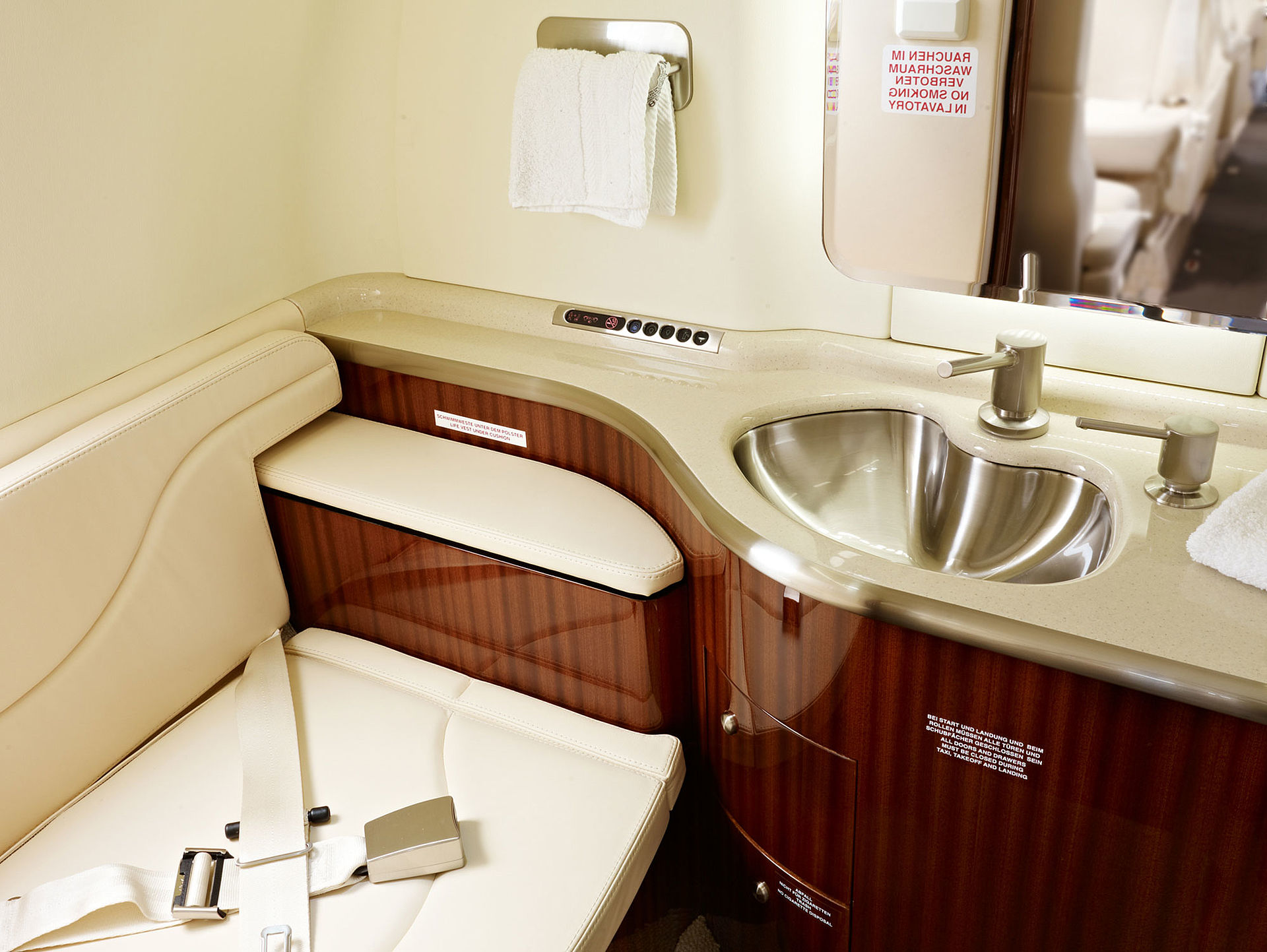 Aero-Dienst Learjet 45XR lavatory