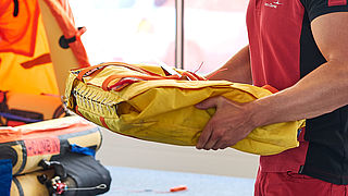 Our life raft expert explains what is important for the life raft ...