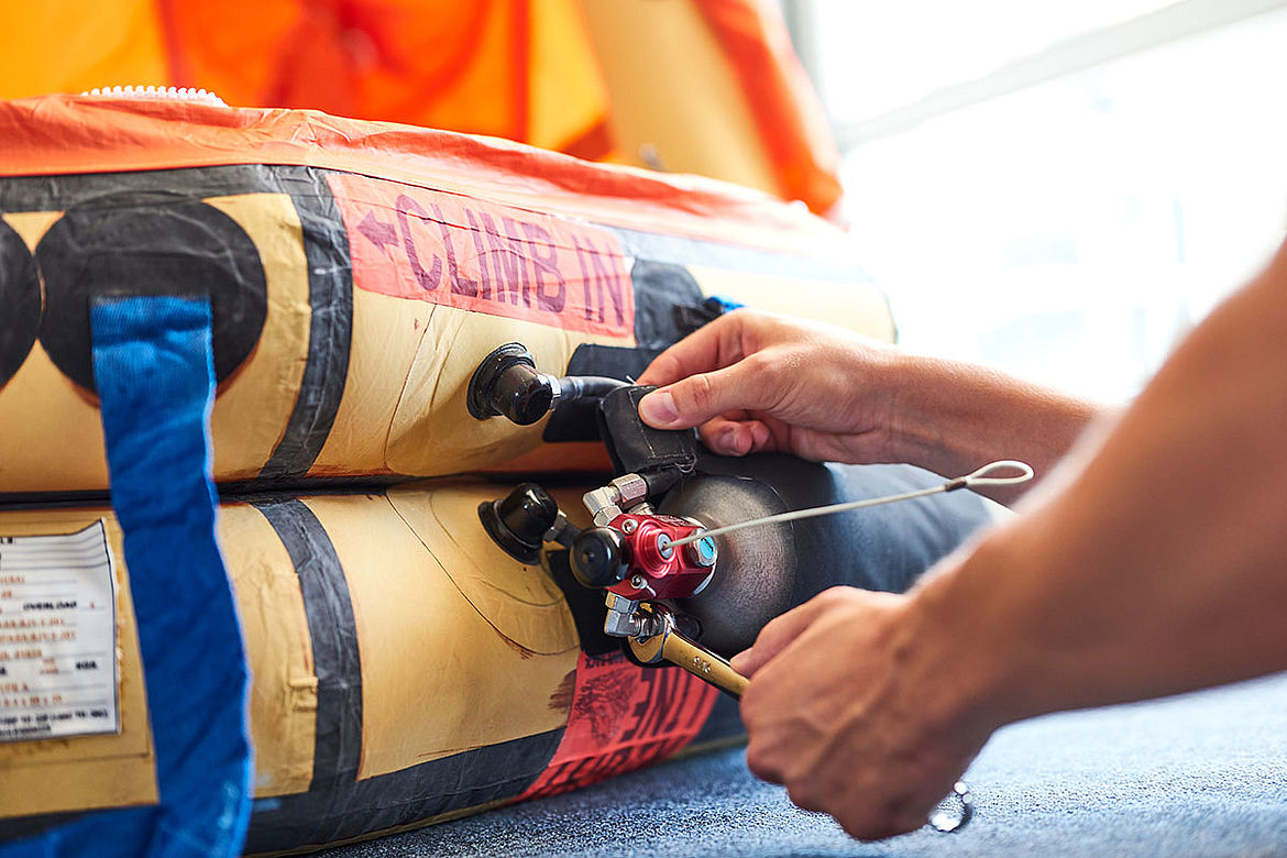 Aero-Dienst - Life Raft Services: Removing the gas cylinder  