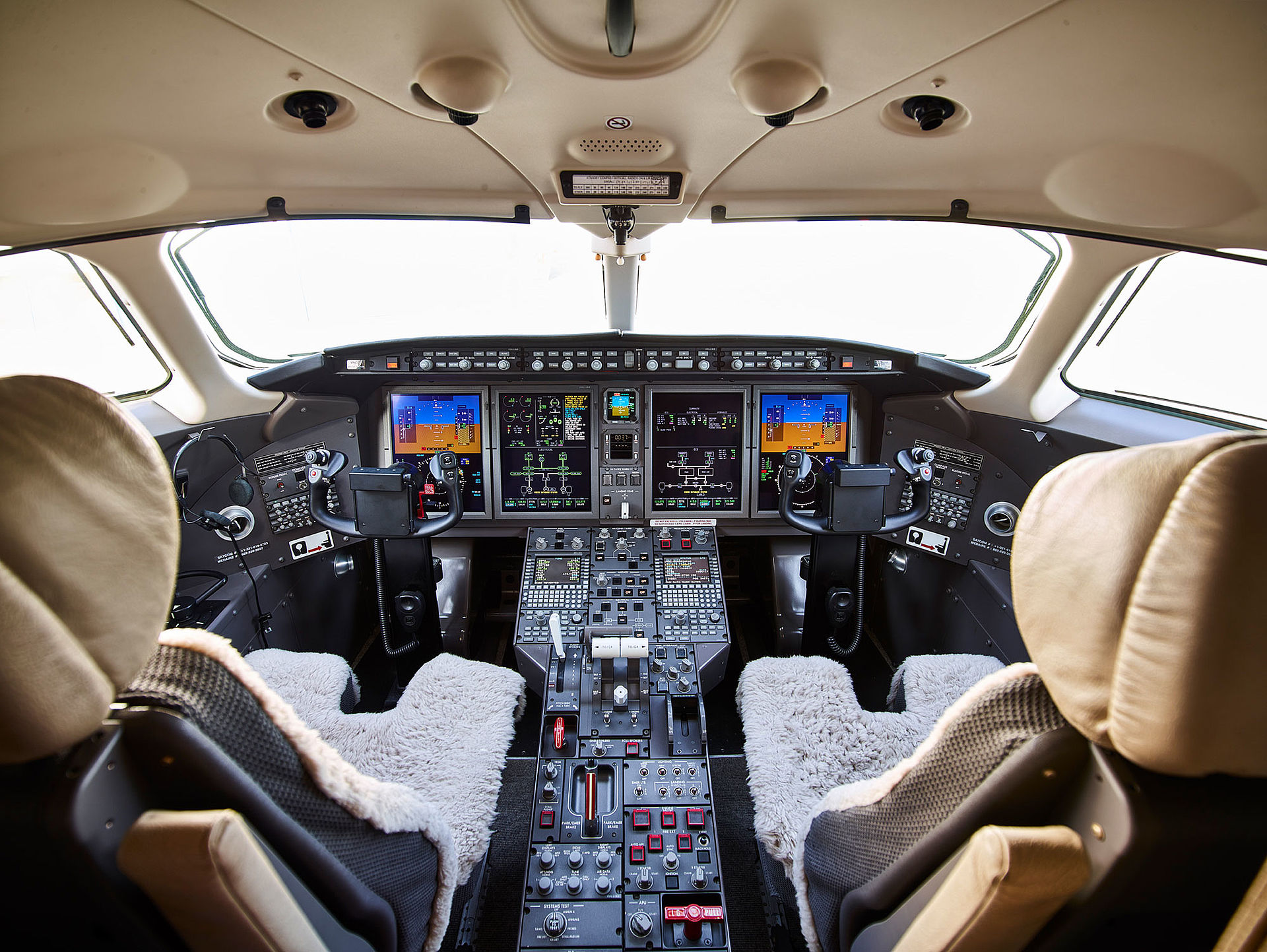 Aero-Dienst Challenger 300 cockpit