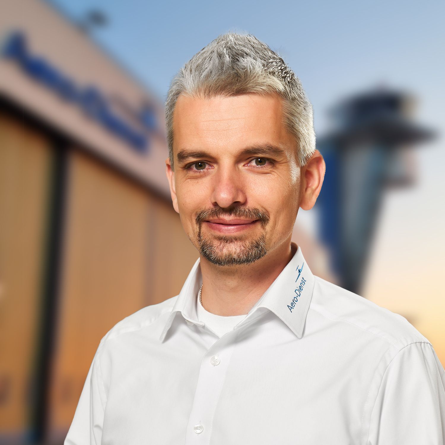 images/Kontaktpersonen/2025/Mann_bunt.jpg
