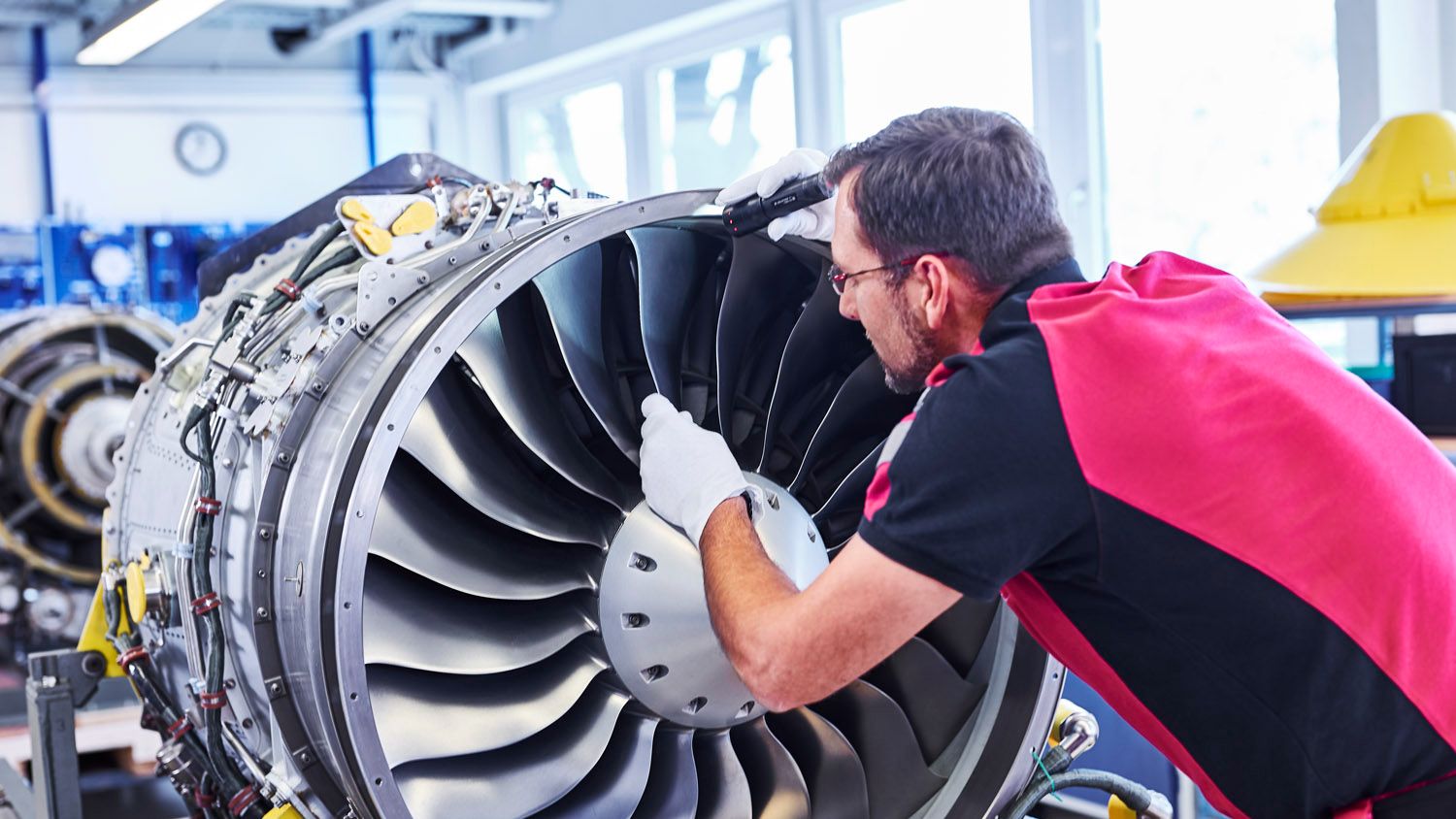 images/Stellenbeschreibungen/Aerodienst_Engineshop_093_small_zuschnitt.jpg