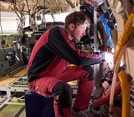 images/csm_content_avionics_cockpit_technician_fc9702e4db.jpg