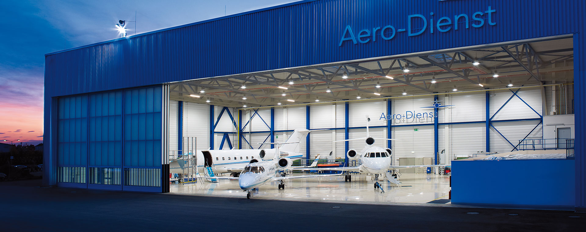 images/header/header_ac_management_Hangar03a.jpg